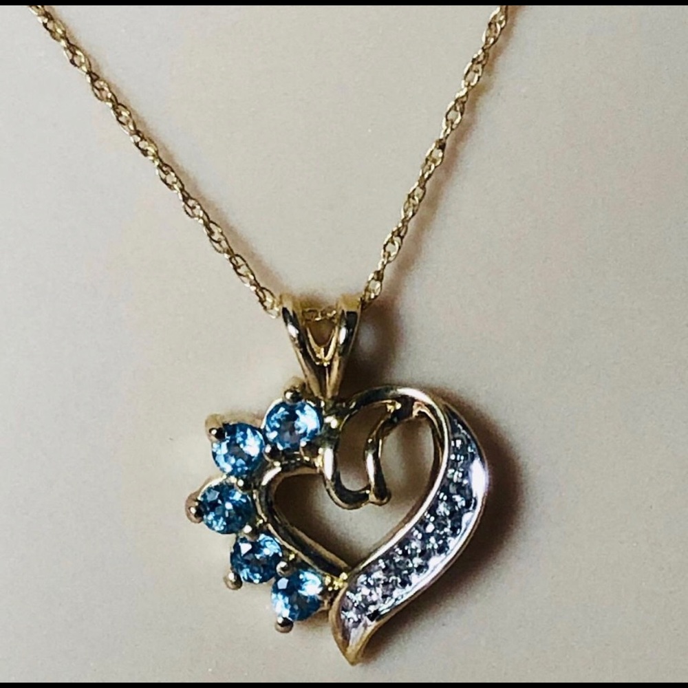 10 karat gold fine link with heart topaz